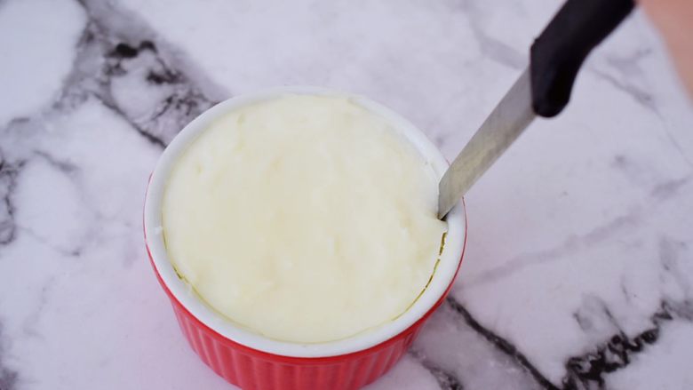 桂花奶冻,取出凝固的奶冻，用刀子在四边小心轻轻划过