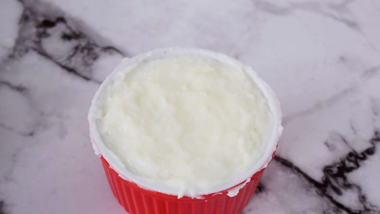 桂花奶冻,抹平表面，晾凉后盖上保鲜膜放入冰箱冷藏2-4小时，直至奶糊凝固即可
