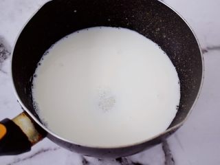 桂花奶冻,把纯牛奶倒入奶锅中，加入白糖
