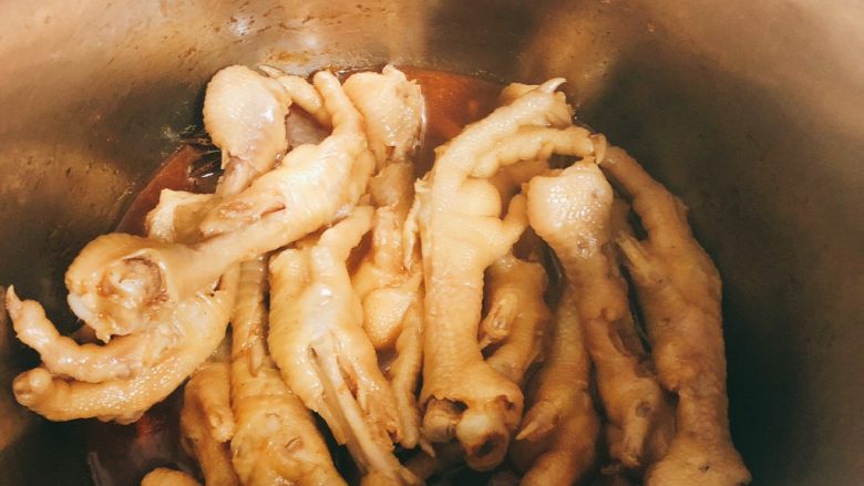 韩式辣鸡爪-下酒、下饭菜,搅拌均匀后盖上盖子，中火煮8分钟。