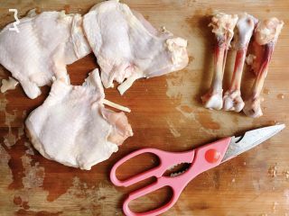 照烧鸡肉➕照烧鸡肉披萨,鸡腿去骨，从肉少的一侧剪开，剪断筋膜就很容易去除骨头，并保持皮肉完整
