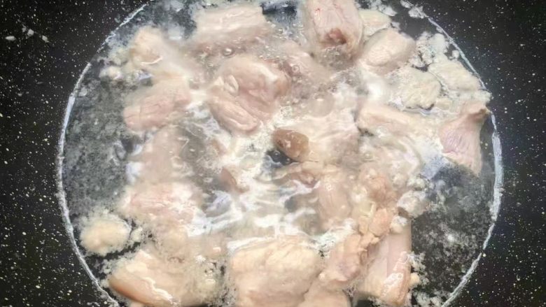 猪肉炖粉条,把五花肉放入锅里，倒入冷水，大火煮出血末，煮好用冷水冲洗干净。