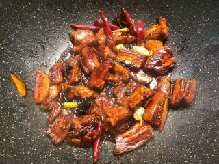 猪肉炖粉条,放入干辣椒，姜片，蒜瓣炒出香味。