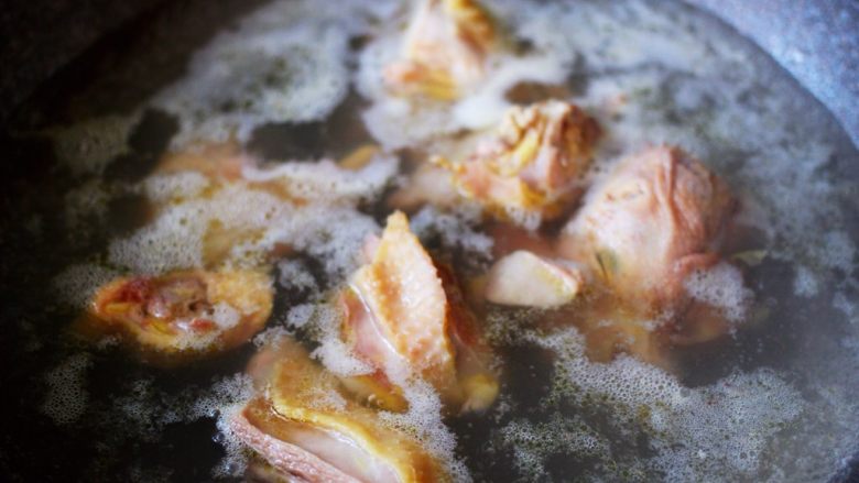 双椒爆鸡块,大火煮沸后继续煮5分钟左右后，捞出用清水冲洗干净备用。
