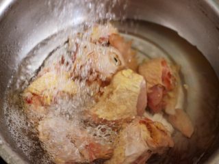 双椒爆鸡块,把解冻好的鸡块用自来水冲洗干净后。