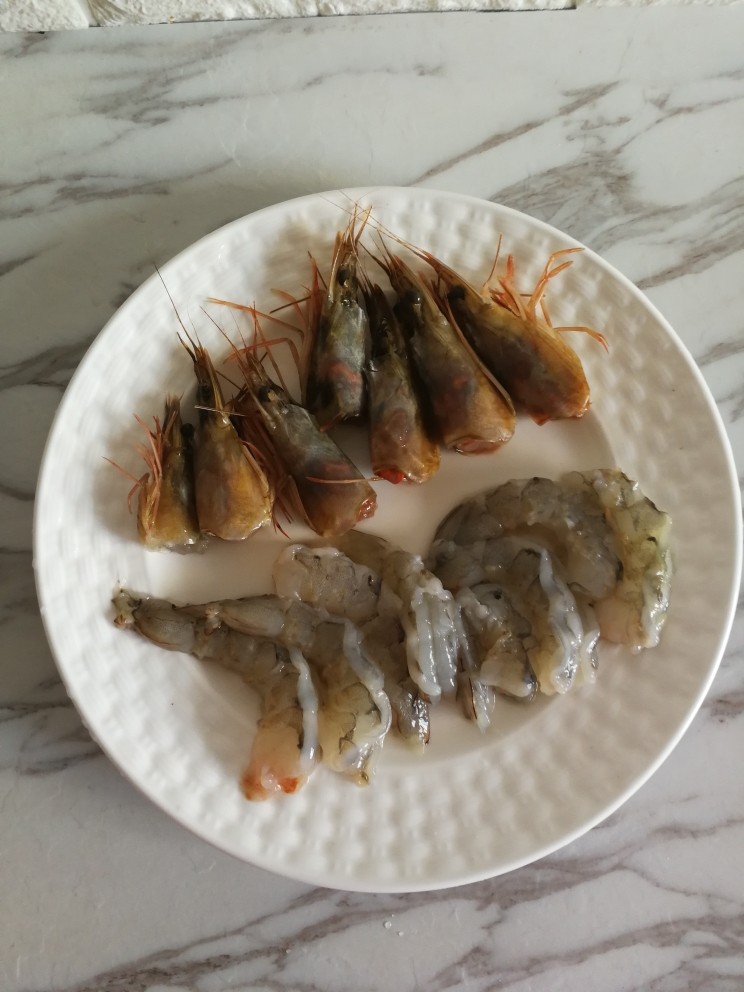 大理石三鲜馅包子,虾去虾线，去皮去透。虾头别扔可以做汤，炒白菜都很好吃。