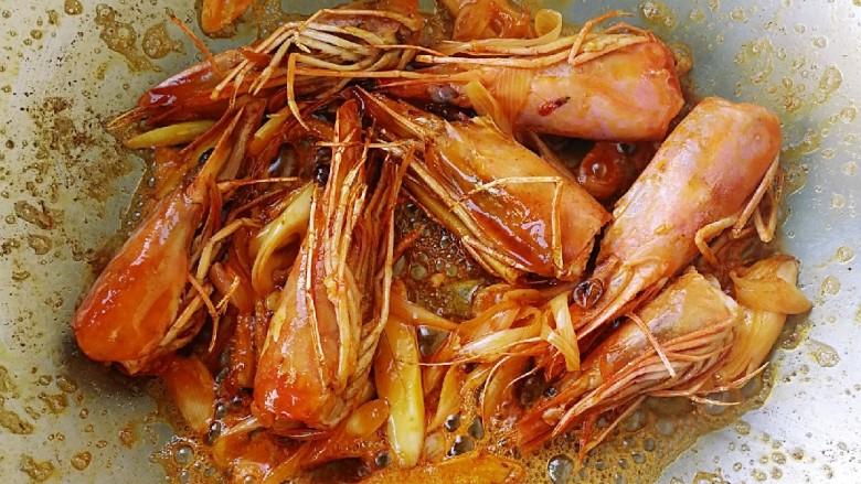 虾头杂疏汤,直到炒出虾油，闻到香味为止加水。