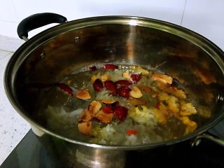 百变水果 双耳桂圆红枣羹,冷水入银耳金耳红枣大火煮沸后转小火，慢炖1半时后。