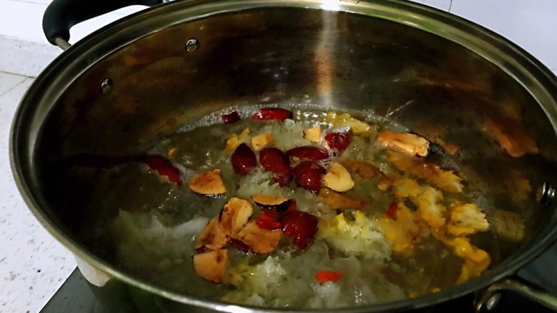 百变水果 双耳桂圆红枣羹,冷水入银耳金耳红枣大火煮沸后转小火，慢炖1半时后。
