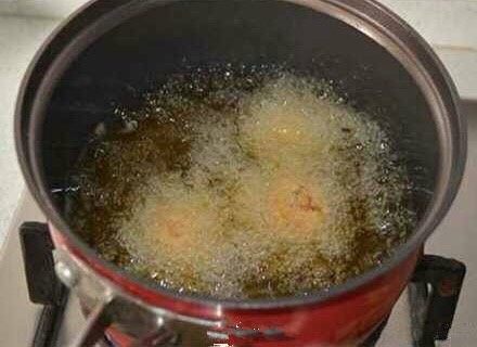 糯米狮子头,锅中加入适量油烧热，放入丸子油炸