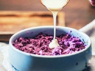 紫薯水晶汤圆,将紫薯洗净去皮蒸熟后捣成泥，加入炼乳（也可以用白糖代替）搅拌均匀揉搓成一个个的小丸子