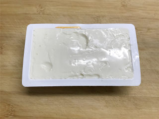 河虾豆腐汤,内脂豆腐把上面的封膜撕去后用清水冲洗一下。