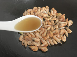 河虾豆腐汤,快速翻炒至河虾变色后加入料酒。