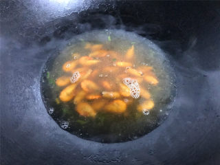 河虾豆腐汤,炒匀后加半碗开水一起煮开。
