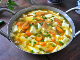 河虾豆腐汤,出锅前撒上香葱。鲜美嫩滑，营养丰富，河虾豆腐。
