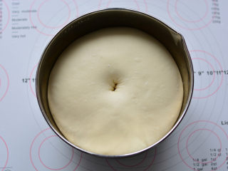 鲜奶吐司,面团发酵到1.5-2倍大，手指沾面粉戳一个洞，不回缩、不塌陷，发酵完成。

