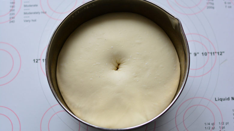 鲜奶吐司,面团发酵到1.5-2倍大，手指沾面粉戳一个洞，不回缩、不塌陷，发酵完成。
