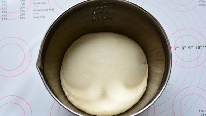 鲜奶吐司,揉好的面团，盖保鲜膜，放在大碗中进行基础发酵