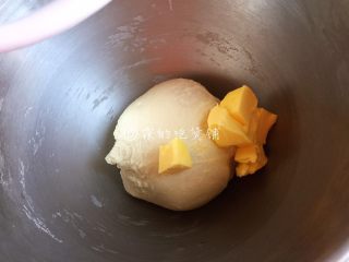 奶酪红豆夹馅面包,搅拌至面团有一定弹性，能拉出厚膜了，加入软化的黄油