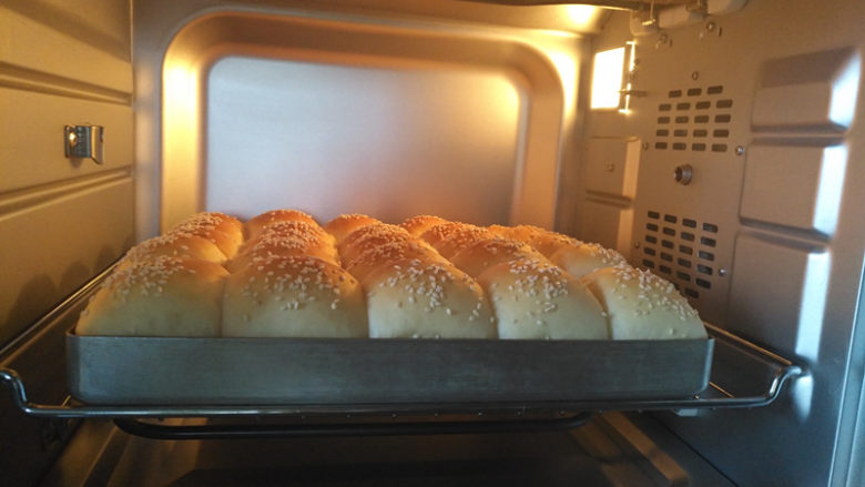 小面包（玉米油版）,放入预热好的烤箱中下层上下火160度，烘烤20分钟左右