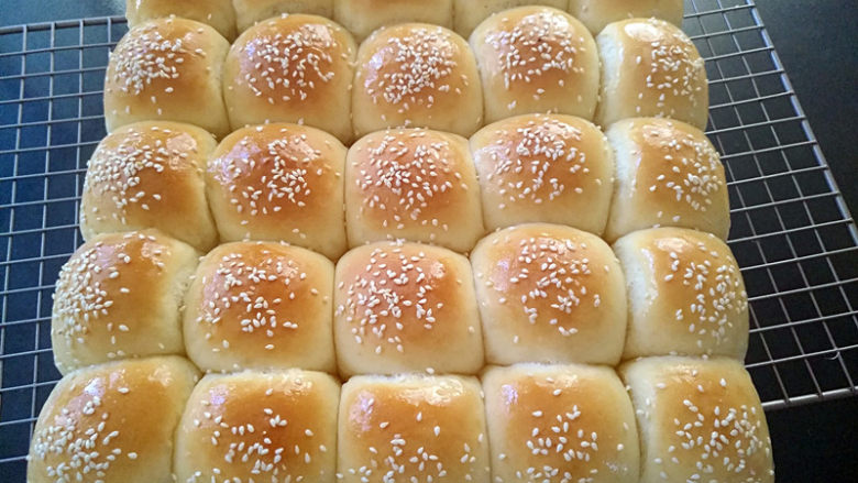 小面包（玉米油版）,将面包移到烤架上，趁热抹融化的黄油，冷却至手温，装袋密封