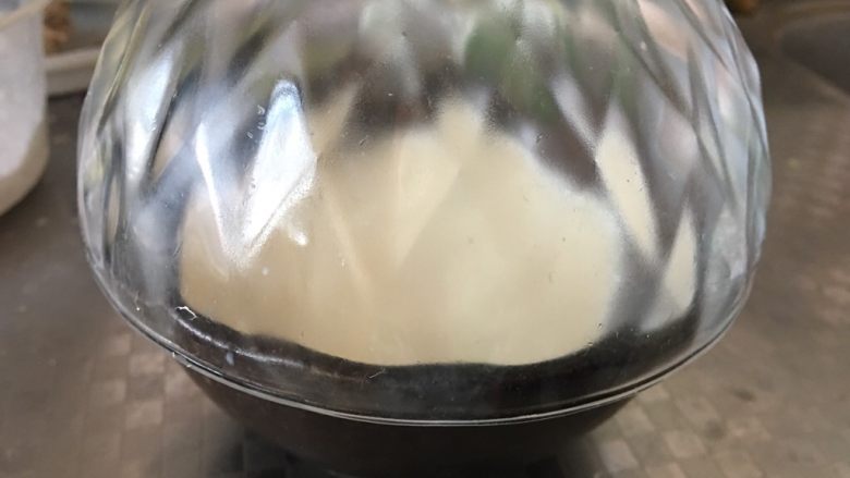 姜撞奶,距离30公分的高度倒入姜汁碗中，不要搅拌不要移动，盖好盖子焖10分钟