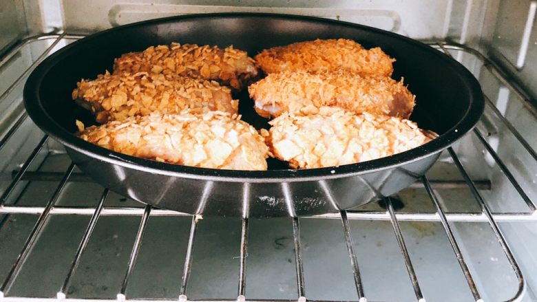 薯片烤鸡翅-传说零失败烤箱菜,放入烤箱190度上下火烤30分钟，烤至表面金黄。（每个烤箱脾气不同，需注意观察，烤翅冒泡量已经很少或者没有时，且表面金黄未烧焦，则已烤好。）