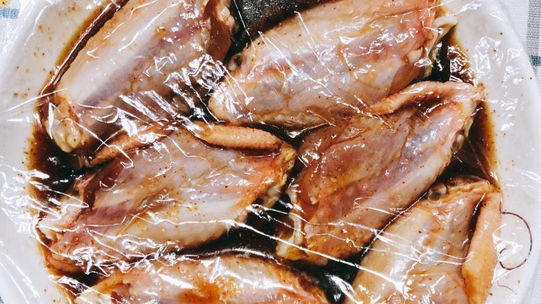 薯片烤鸡翅-传说零失败烤箱菜,用筷子搅拌均匀后，包上保鲜膜放入冰箱冷藏一晚上。