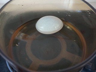 素上汤西兰花,皮蛋放入水里煮，水开了5分钟就好，这样皮蛋不会有糖心，比较好切