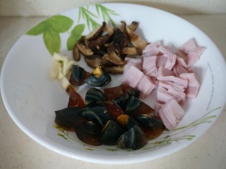 素上汤西兰花,泡好的香菇切丝、皮蛋切小块、火腿片切小块，蒜切成片