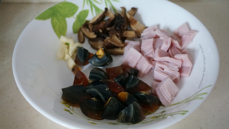 素上汤西兰花,泡好的香菇切丝、皮蛋切小块、火腿片切小块，蒜切成片