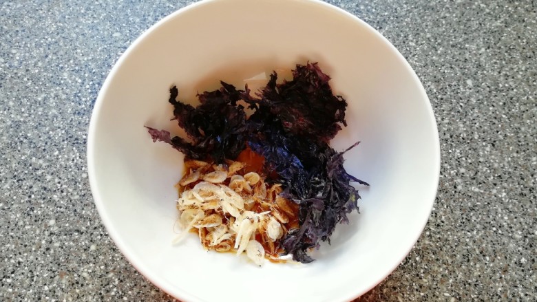 大馅馄饨, 取一个碗，放入紫菜、虾皮，根据自己的口味调入生抽、盐、鸡精和香油。