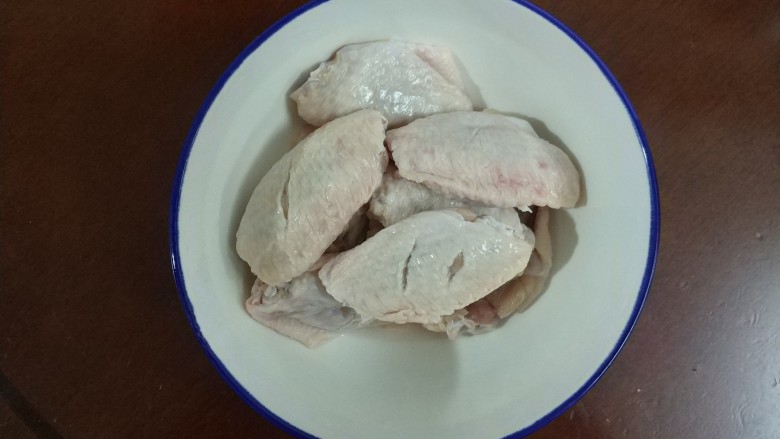 日式照烧鸡翅,将鸡中翅洗净，用小刀将鸡中翅两面割一下，方便腌制的时候更加入味