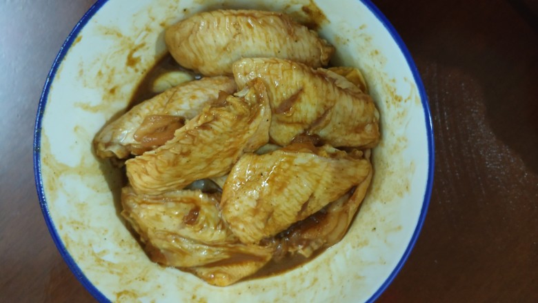 日式照烧鸡翅,盖上保鲜膜，放入冰箱冷藏腌制一夜或者腌制4个小时
