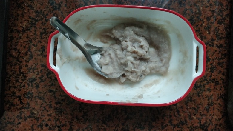芋泥牛奶芋圆燕麦脆片饮,用勺子压成泥