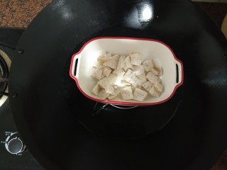 芋泥牛奶芋圆燕麦脆片饮,冷水上锅，盖上盖子，大火蒸20分钟