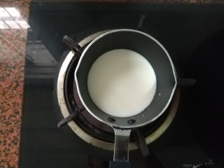 芋泥牛奶芋圆燕麦脆片饮,将低脂高钙奶倒入奶锅中，小火加热下
