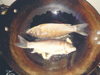 浓郁奶白鲫鱼汤,放入鲫鱼，中小火煎至表面鱼皮熟透