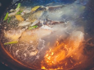 浓郁奶白鲫鱼汤,打开锅盖，图片上的这种沸腾状态就可以了，盖上锅盖，中小火熬制！
