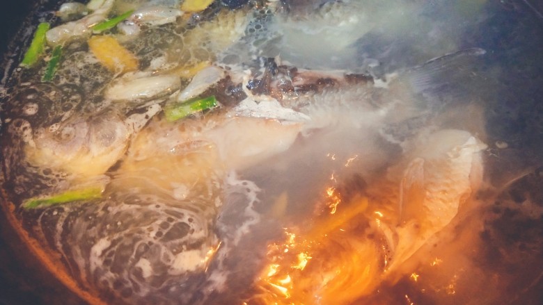 浓郁奶白鲫鱼汤,打开锅盖，图片上的这种沸腾状态就可以了，盖上锅盖，中小火熬制！