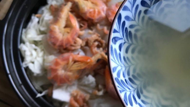 塔吉锅海鲜汇,倒入少许浸泡海米的水，不要太多，一点点就够了
