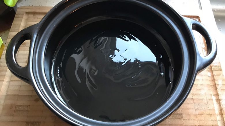 塔吉锅海鲜汇,塔吉锅底抹上薄薄一层食用油