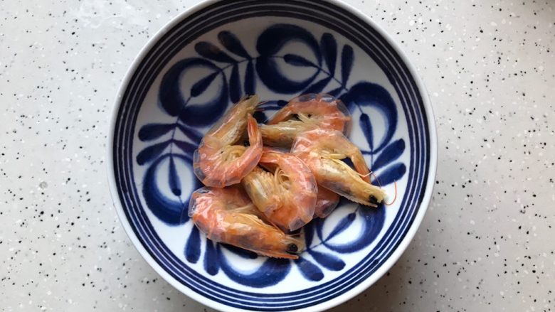 塔吉锅海鲜汇,泡软虾壳的虾干剪去虾枪虾须
