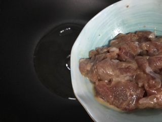 青蒜油豆腐炒肉,待锅内油七分热时，下猪肉