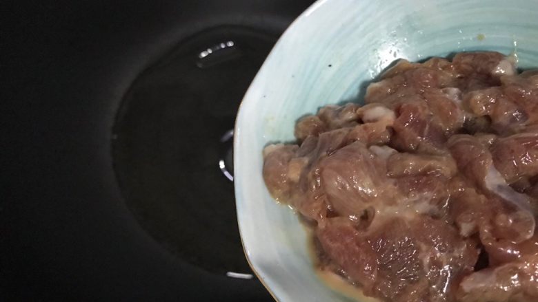青蒜油豆腐炒肉,待锅内油七分热时，下猪肉