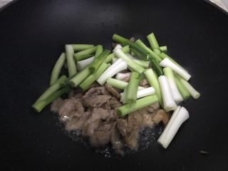 青蒜油豆腐炒肉,下青蒜梗，翻炒30秒