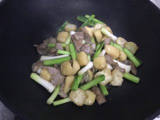 青蒜油豆腐炒肉,翻炒均匀