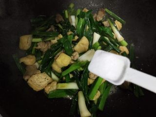 青蒜油豆腐炒肉,待锅内汤汁收紧，加一小勺细盐