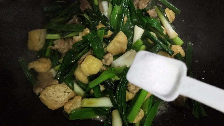 青蒜油豆腐炒肉,待锅内汤汁收紧，加一小勺细盐