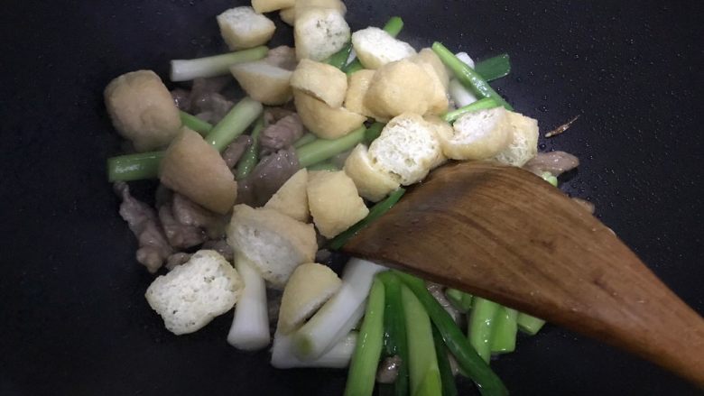 青蒜油豆腐炒肉,下油豆腐，翻炒30秒